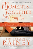 Moments Together for Couples: 365 Daily Devotions for Drawing Near to God & One Another (Rainey Dennis)(Paperback)